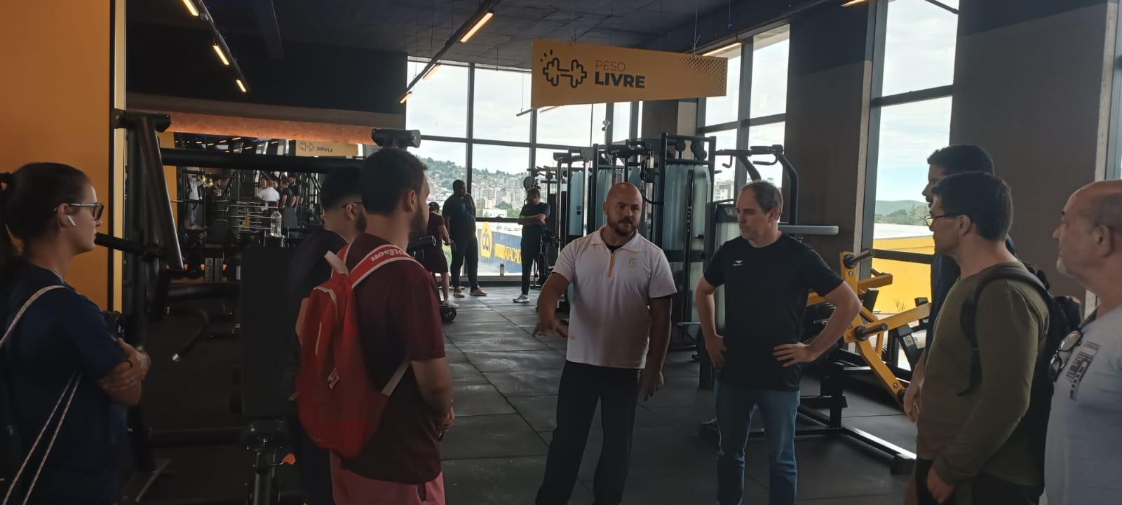Aula de Musculação II do Professor Rude tem visita técnica na academia Smart Fitt